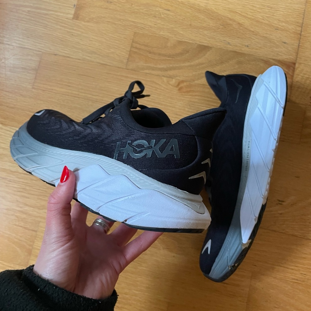 Like new Hoka Arahis! Size 8